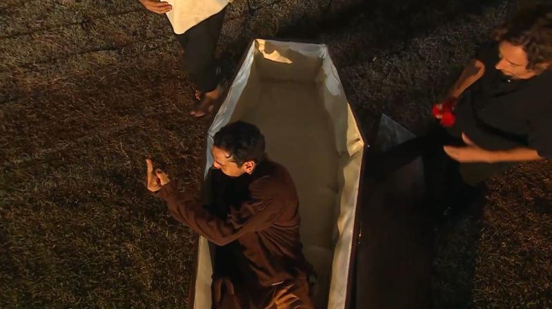 Pangal enojado desde un ataúd en Ganar o Servir