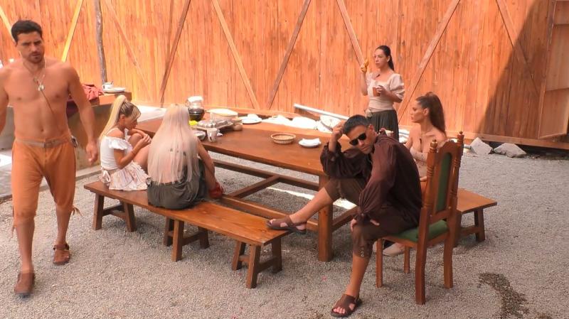 Pangal enojado con Mariela en Ganar o Servir