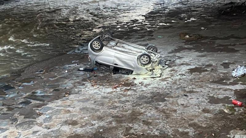 Auto cae a la ribera del río Mapocho