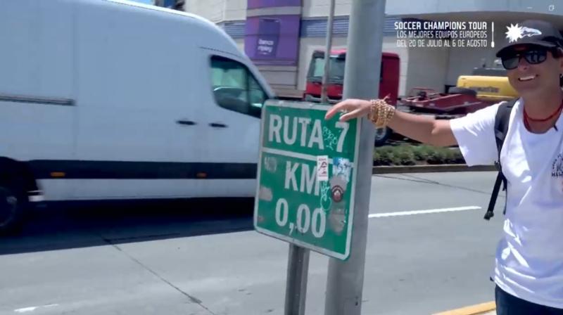Claudio Iturra en el kilómetro cero de la Carretera Austral - La Ruta de la Patagonia