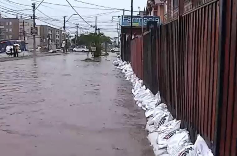 Agua amenaza con entrar a las casas de San Bernardo tras inundación de calles