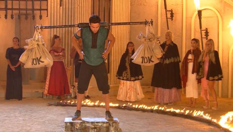 Pangal sostiene la barra con el cuello en el Círculo de Fuego de Ganar o Servir