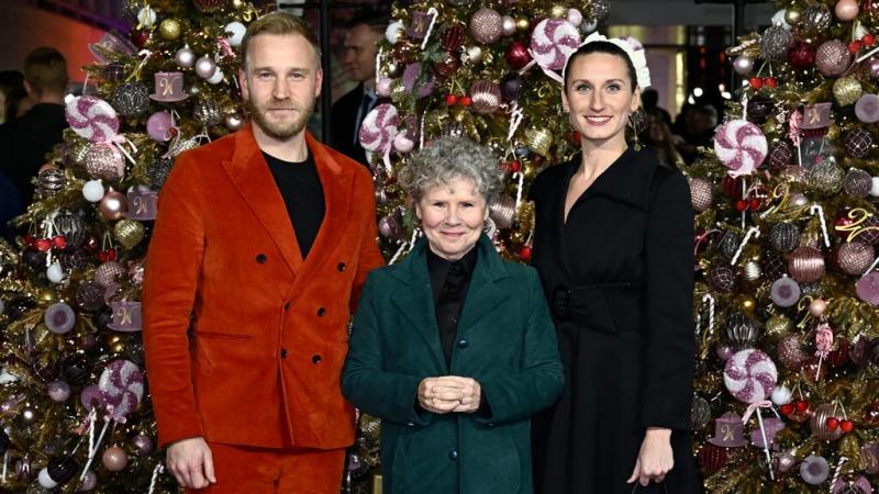 Bessie Carter y Sam Phillips - Getty Images