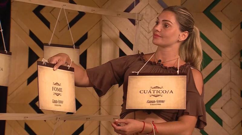 Faloon sostiene un cartel de Fome en Ganar o Servir