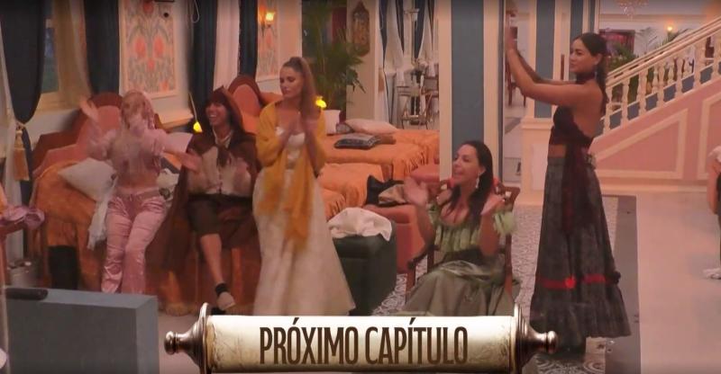 Mujeres disfrutan de la ducha sexy en Ganar o Servir