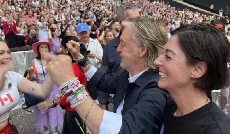 Paul McCartney se hace viral bailando en concierto de Taylor Swift