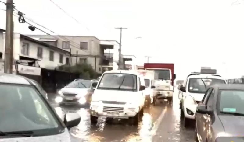 Furgón atrapado en inundaciones en Departamental | Tu Día