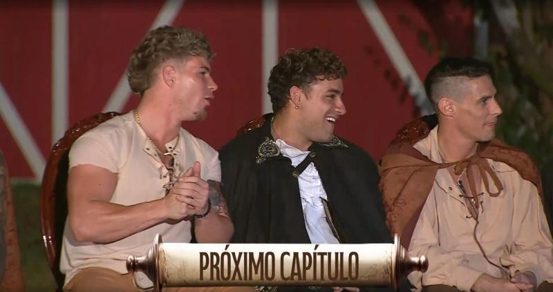 Hombres mirando el desfile de Miss Ganar o Servir