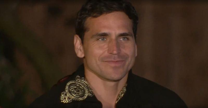 Pangal mira atentamente el desfile de Faloon en Ganar o Servir