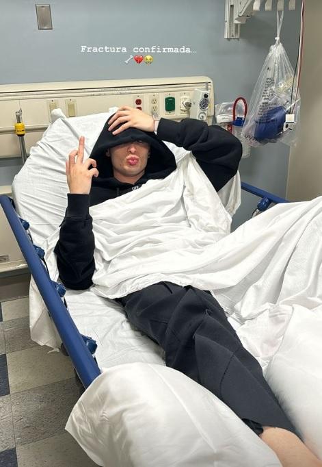 Peso Pluma se fractura en pleno concierto - Créditos: captura Instagram