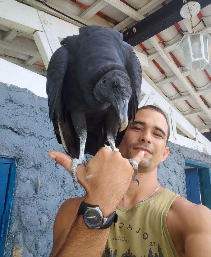 Paracaidista se hace viral por volar junto a un buitre