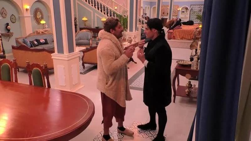 Facundo y Botota durante la planificación de la serenata.