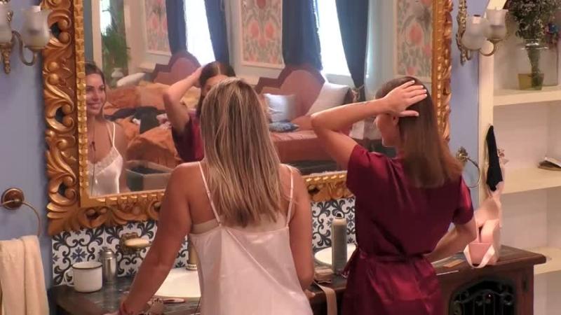 Gala y Faloon en el dormitorio de los señores de Ganar o Servir.