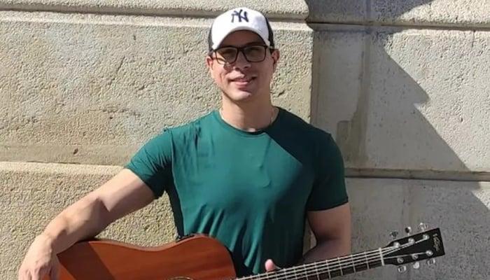 Ayres Sasaki y su guitarra