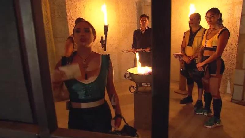 Blue Mary en la ceremonia de salvación de Ganar o Servir.