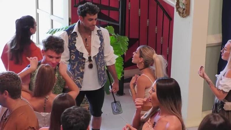 Oriana Marzoli increpando a Austin.