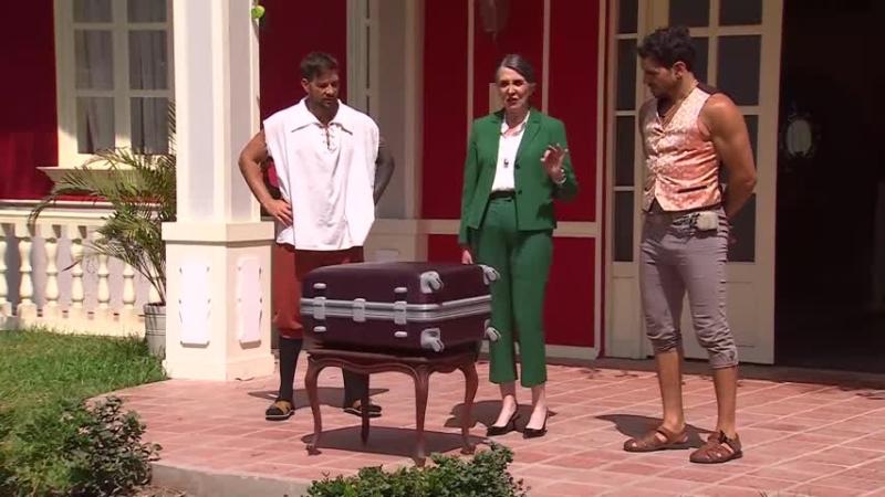 Amanda del Villar, presentando sus regalos del 2024.