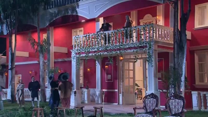 Oriana escuchó a Facundo y Botota, desde el balcón de la casona de Ganar o Servir.