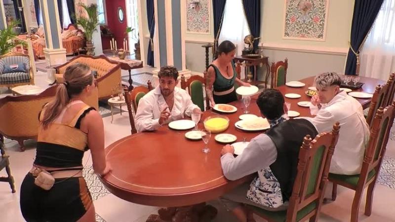 Faloon Larraguibel, indicándole a Austin que debe cambiarse de cama.