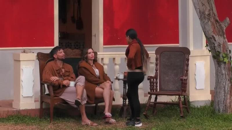 La conversación entre Luis Mateucci, Blue Mary, y Daniela.