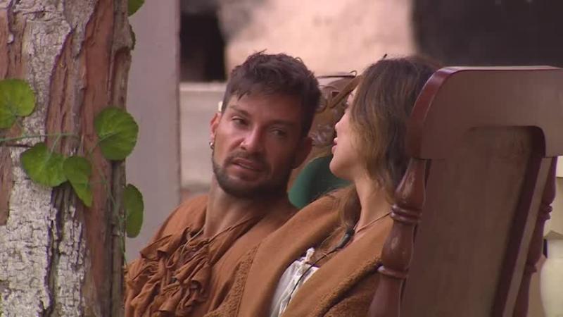 Luis Mateucci escuchando la confesión de Daniela.