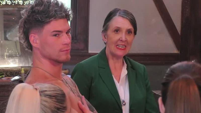 Amanda del Villar recriminó a los sirvientes por el incumplimiento de sus funciones.