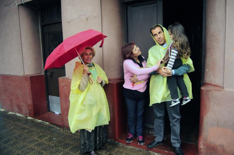 Mary Rose Mac-Gill acompañando a Felipe Alessandri en una de sus campañas puerta a puerta.