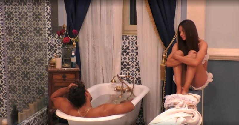 Julia y Austin en el baño de Ganar o Servir