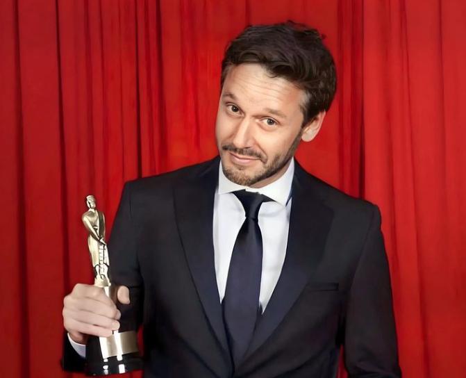 Benjamín Vicuña tiene nueva pareja en Argentina.