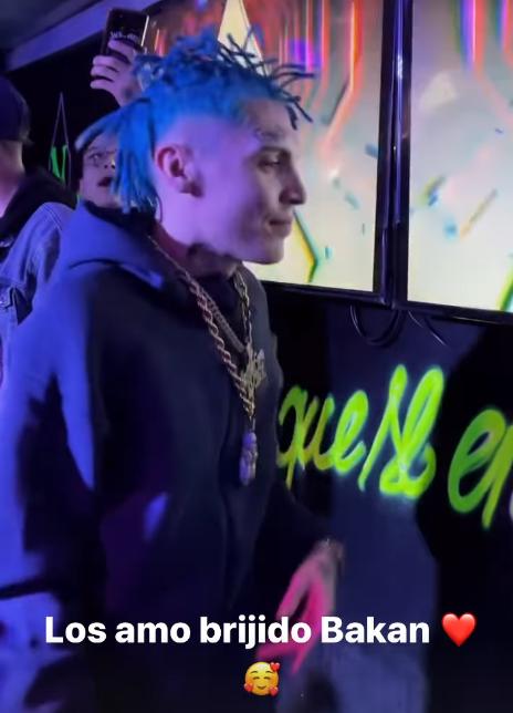 Con este colorido look apareció Marcianeke en uno de sus últimos show.