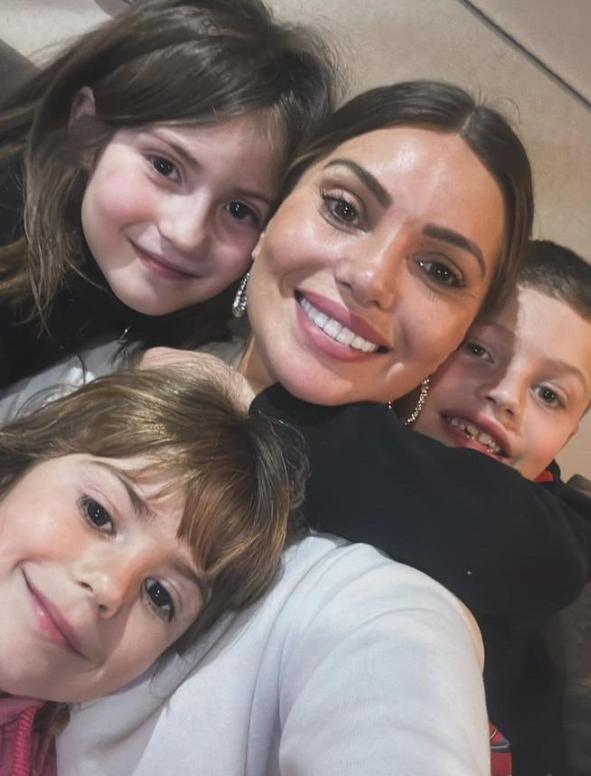 Faloon Larraguibel junto a sus tres hijos.