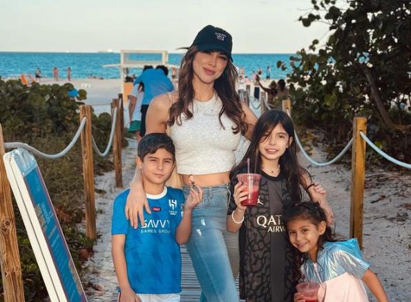 Daniela Colett junto a sus hijos en común con Eduardo Vargas.