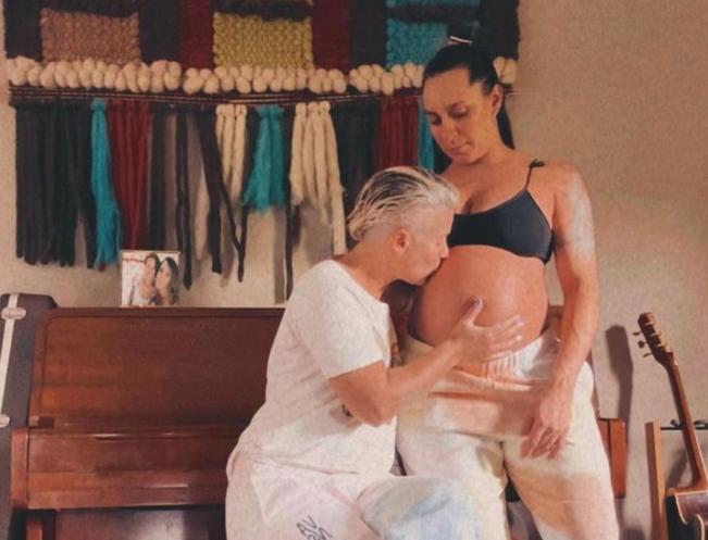 María Jimena Pereyra junto a su pareja Tania, pocos días antes de que diera a luz a su hijo.