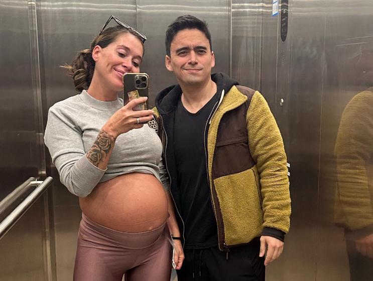 Vale Roth junto a su esposo, Miguel.