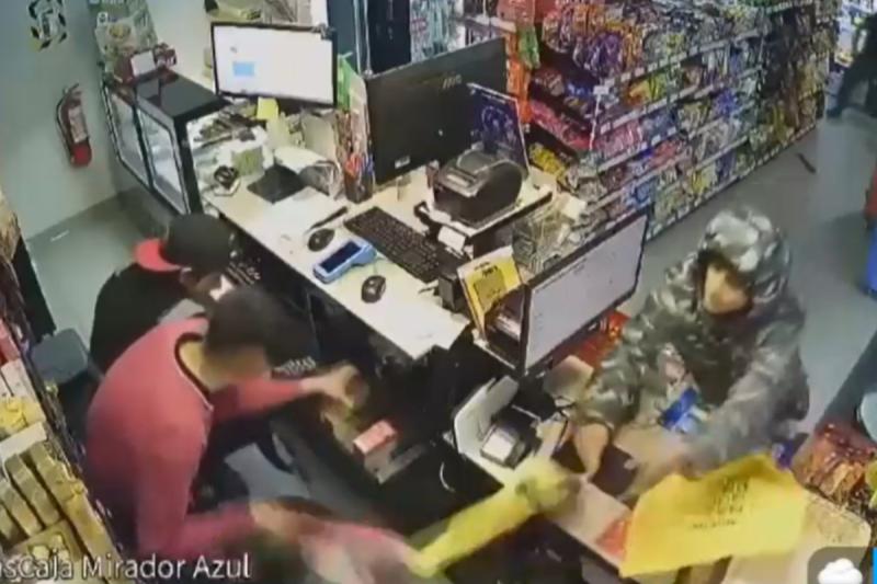Delincuentes quedaron encerrados en tienda