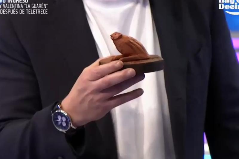 Ricardo Meruane le regaló un nóctulo de madera a Martín Cárcamo