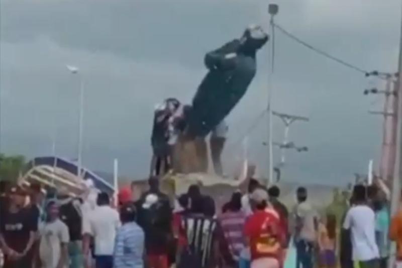 Tensión en Venezuela: Derriban estatuas de Hugo Chávez