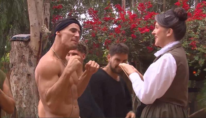 Facundo González con los puños en alto amenaza a Amanda del Villar en Ganar o Servir