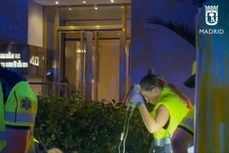 Autoridades de Madrid auxiliando al fallecido fanático de Karol G - Créditos: Emergencias Madrid