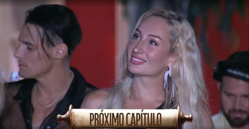 Fran mira a Austin mientras se declara en Ganar o Servir