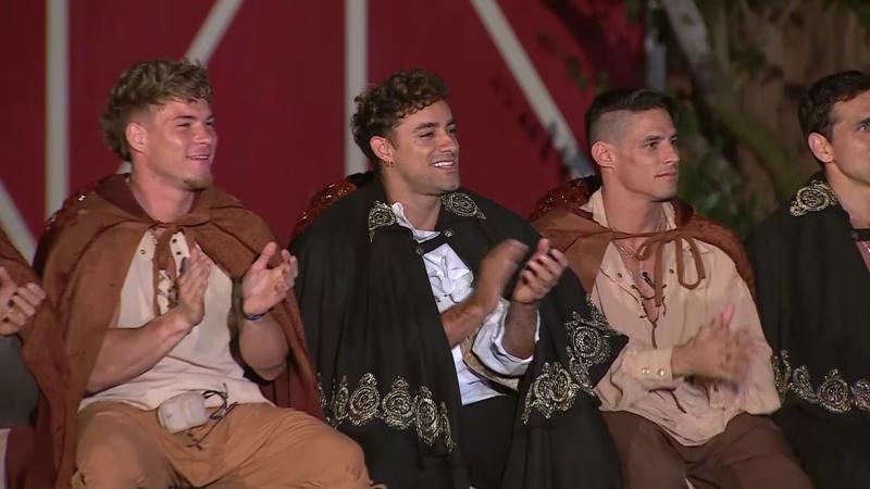 Facundo González como jurado en desfile de Ganar o Servir