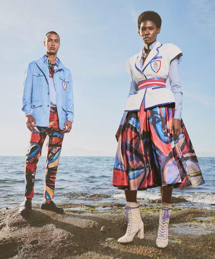 El uniforme haitiano de la ceremonia de apertura representa y muestra la belleza, la fuerza y la artesanía de Haití. Stella Jean