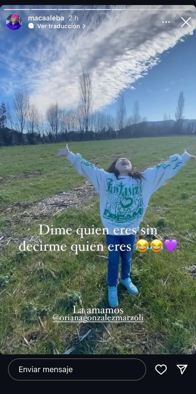 Chica imitando a Oriana