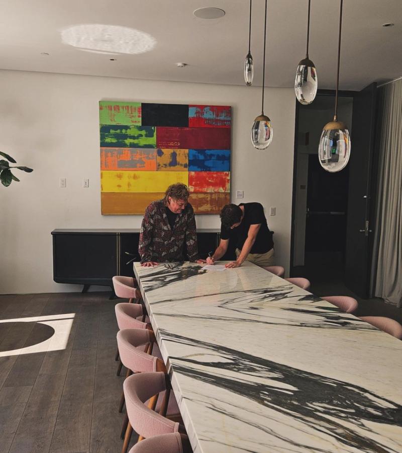 Hijo de Pollo Valdivia y Claudia Conserva firma con famoso agente de talentos en EE.UU