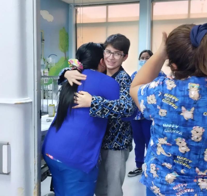 Joaquín de "Contra viento y marea" celebrando sus 15 años hospitalizado