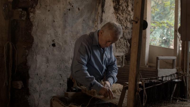 Claudio Aguayo, artesano que fabrica choapinos y limpiapiés hechos con pita