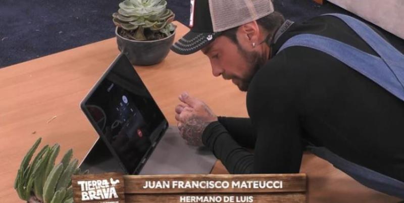 Luis Mateucci hablando con su hermano en "Tierra Brava"