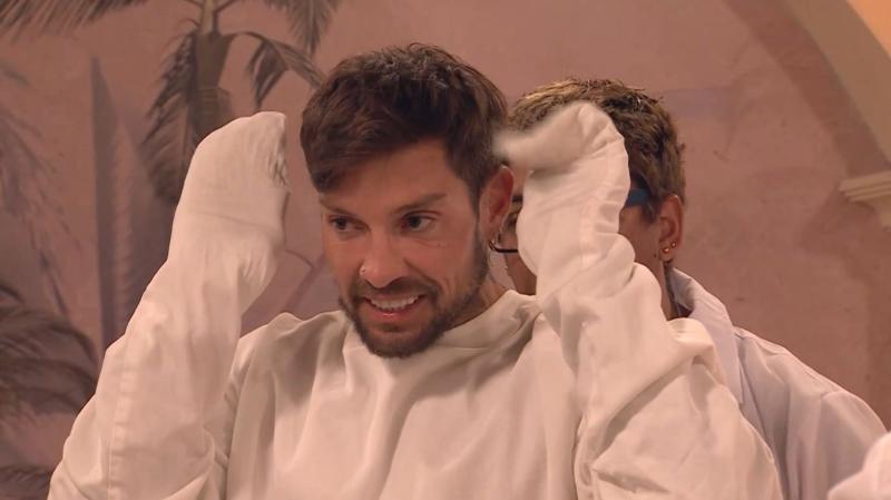 Luis Mateucci en camisa de fuerza antes de dinámica con Botota en Ganar o Servir