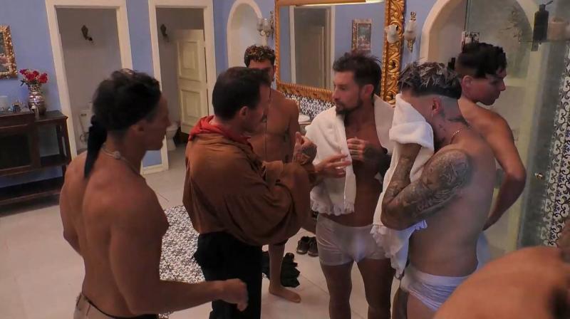 Luis Mateucci se ducha en el baño de los señores de Ganar o Servir