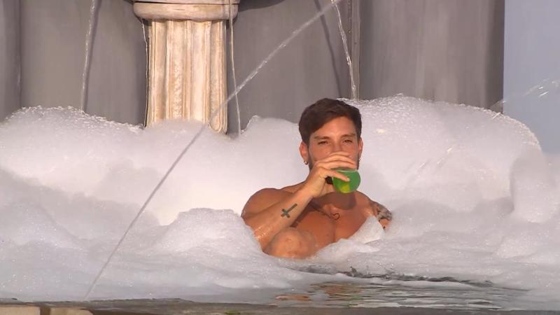 Luis Mateucci bebe en la fiesta de espuma en Ganar o Servir